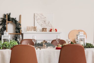 Odada Noel yemeği şenlikli sofra