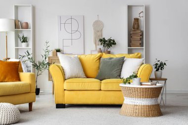 Oturma odasının iç tarafında rahat bir kanepe ve kahve masası var.