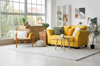 Rahat mobilyaları olan şık bir oturma odası.