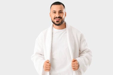 Beyaz arka planda bornozlu genç adam.