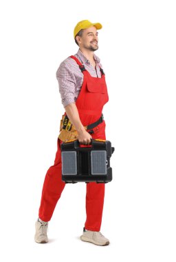 Beyaz arka planda ekipmanı olan erkek teknisyen