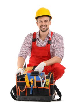 Beyaz arkaplanda alet çantası olan erkek teknisyen