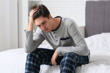 Depresyondaki genç adam yatak odasında