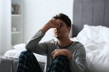 Depresyondaki genç adam yatak odasında