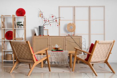 Çin Yeni Yılı için dekore edilmiş oturma odasının içi koltuk, bank ve çekmecelerle dolu.