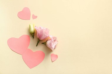 Renkli arka planda pembe kağıt kalpler ve çiçekler olan kompozisyon. Sevgililer Günü kutlaması