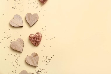 Ahşap kalpli kompozisyon ve renk arkaplanlı pullar. Sevgililer Günü kutlaması