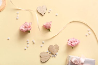 Renkli arka planda güzel çiçekli, kurdeleli ve kalpli kompozisyon. Sevgililer Günü kutlaması