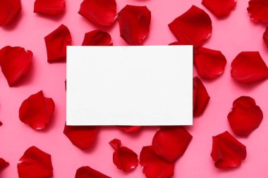 Pembe arka planda kırmızı gül yaprakları olan boş bir kart.