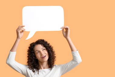 Boş konuşma balonu olan genç bir kadın turuncu arka planda yukarıya bakıyor.