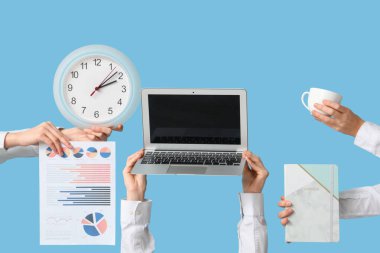 Boş dizüstü bilgisayarı, saati, diyagramı ve mavi arka planı olan kadın elleri. Zaman yönetimi kavramı