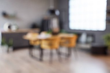 Masası, askısı ve tezgahı olan giyim mağazasının bulanık görüntüsü