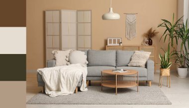 Gri kanepeli modern oturma odası. Farklı renk desenleri