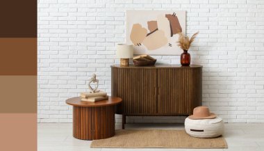 Dekorlu ahşap çekmeceler, masa ve beyaz tuğla duvarın yanında puf. Farklı renk desenleri