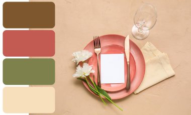 Bej renkli grunge arka planda güzel çiçekli şık masa ayarları. Farklı renk desenleri