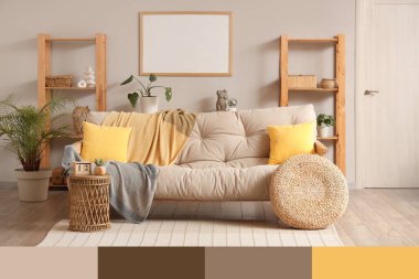 İçinde bej kanepe, raf üniteleri ve bitkiler olan bir oturma odası. Farklı renk desenleri