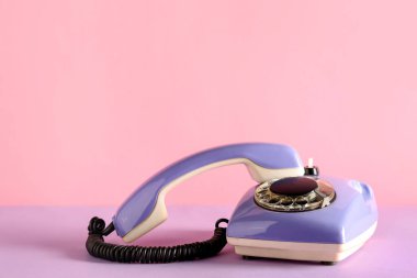 Renkli arkaplanda leylak retro telefon