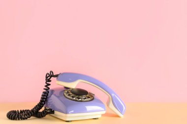 Renkli arkaplanda leylak retro telefon