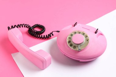 Renkli arkaplanda pembe retro telefon