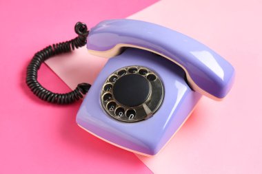 Pembe arka planda leylak retro telefon