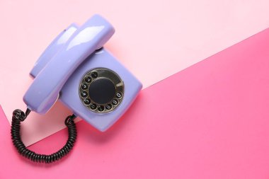 Pembe arka planda leylak retro telefon