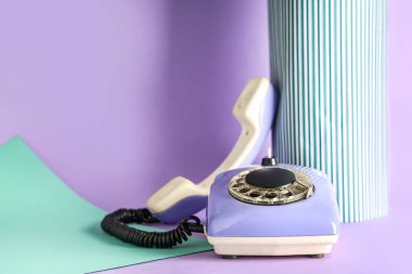 Renkli arkaplanda leylak retro telefon
