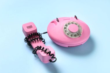 Mavi arkaplanda pembe retro telefon