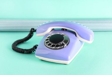 Turkuaz arka planda leylak retro telefon