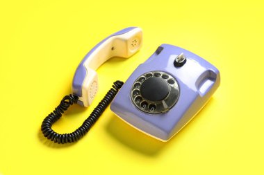 Sarı arka planda leylak retro telefon