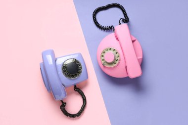 Renk arkaplanındaki Retro telefonlar