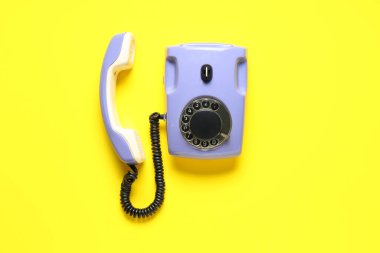 Sarı arka planda leylak retro telefon