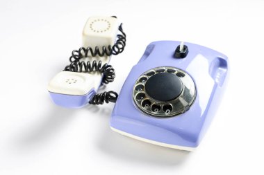 Beyaz arkaplanda leylak retro telefon