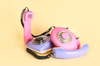 Bej arkaplandaki Retro telefonlar