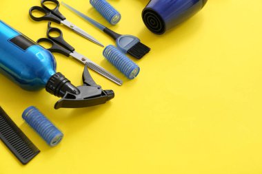 Sarı arka planda kuaför aksesuarları olan kompozisyon