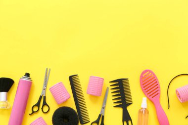 Sarı arka planda kuaför aksesuarları.