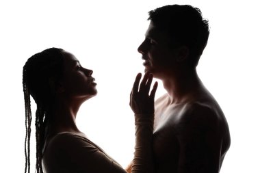 Beyaz arka planda birbirini seven genç bir çiftin silueti