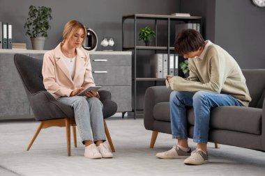 Ofiste genç erkek ile çalışan kadın psikolog