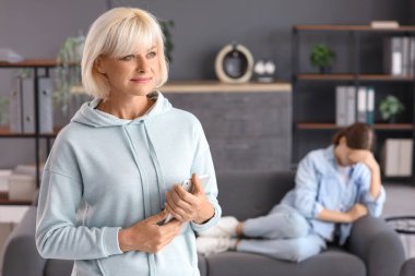 Tablet bilgisayarlı kadın psikolog ve ofiste genç bir kız.