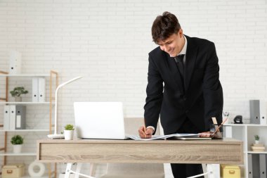 Resepsiyon ofiste çalışan genç işadamı