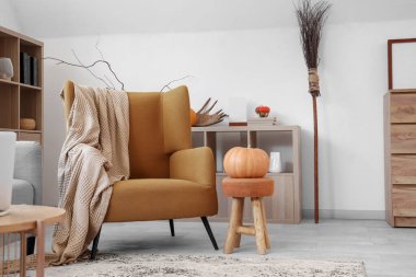 Koltuk ve balkabaklarıyla aydınlık oturma odasının içi