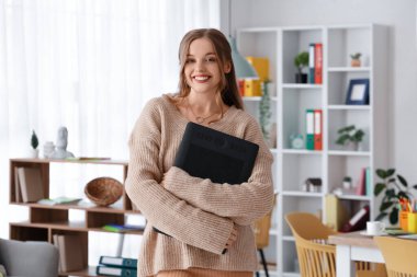 Ofisinde grafik tableti olan kadın web tasarımcısı