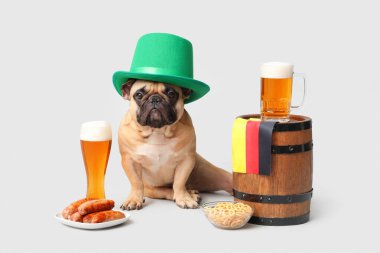 Üzerinde Almanya bayrağı, atıştırmalıklar, fıçı bira ve gri arka planda oturan tatlı Fransız bulldog 'u. Ekim Festivali Kutlaması
