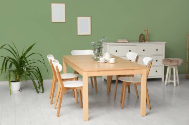 Çağdaş yemek odasının içinde çaydanlık ve fincanlar var.