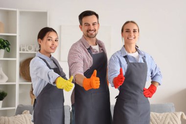 Temizlikçi ekibi odada onay veriyor.
