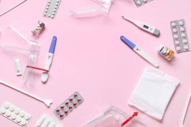 Pembe arka planda jinekolojik malzemelerden yapılmış çerçeve