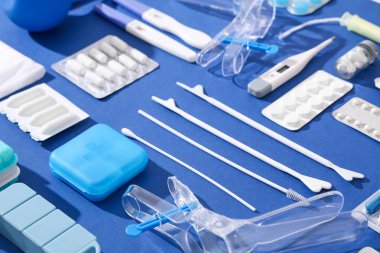 Mavi arka planda jinekolojik malzemeler var.