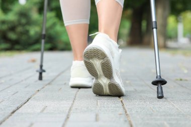 Sportif kadın İskandinav yürüyüşü yapıyor, yakın plan