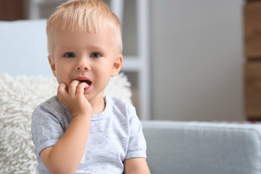 Sevimli erkek bebek evde ağlıyor, yakın plan.