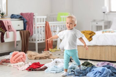 Yaramaz bebek yatak odasında yürüyor.