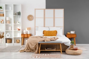 Büyük yataklı, katlanır ekran ve raf üniteli modern yatak odası.